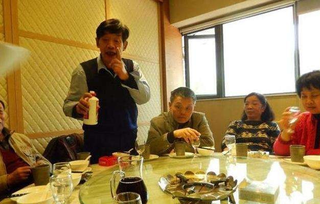 湖南50岁老板，日子潇洒每天都喝3两“顶级酒”，后来身体咋样了