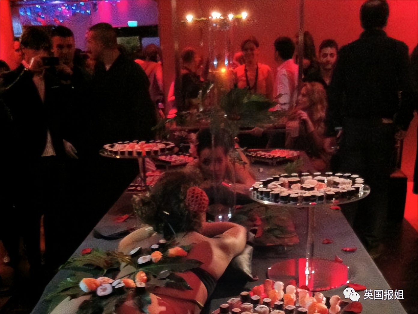 让全裸女模特当餐盘，寿司放身上供宾客享用，9岁女儿也在场