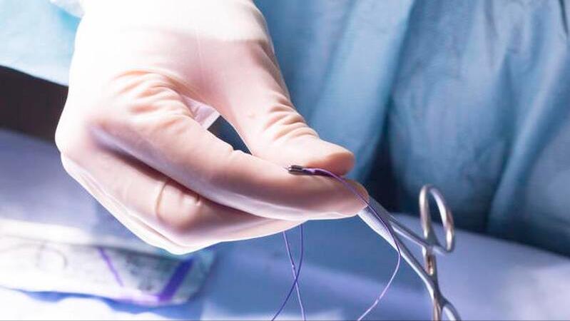 崴脚导致韧带断裂还能走路吗,崴脚韧带断裂脚会肿吗