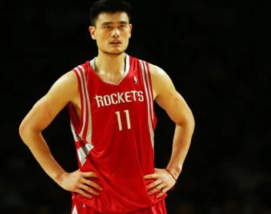 姚明与妻子叶莉现状：41岁叶莉韵味十足，12岁女儿身高长到一米八