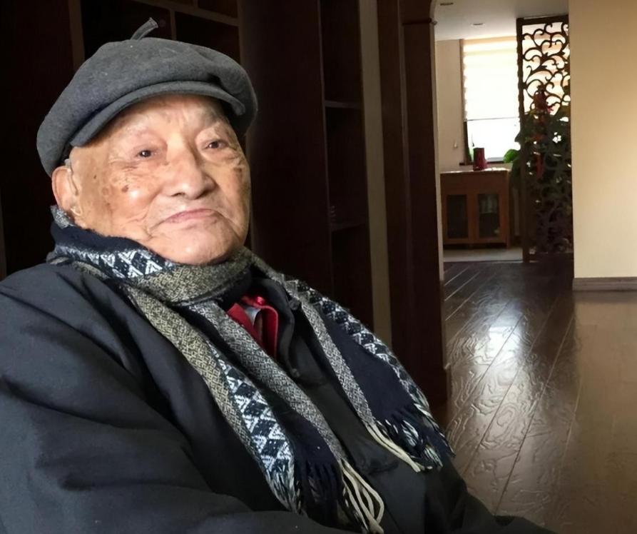 52年毛主席游孔林，突听“砰”一声响，他问孔子后人：这常打枪吗