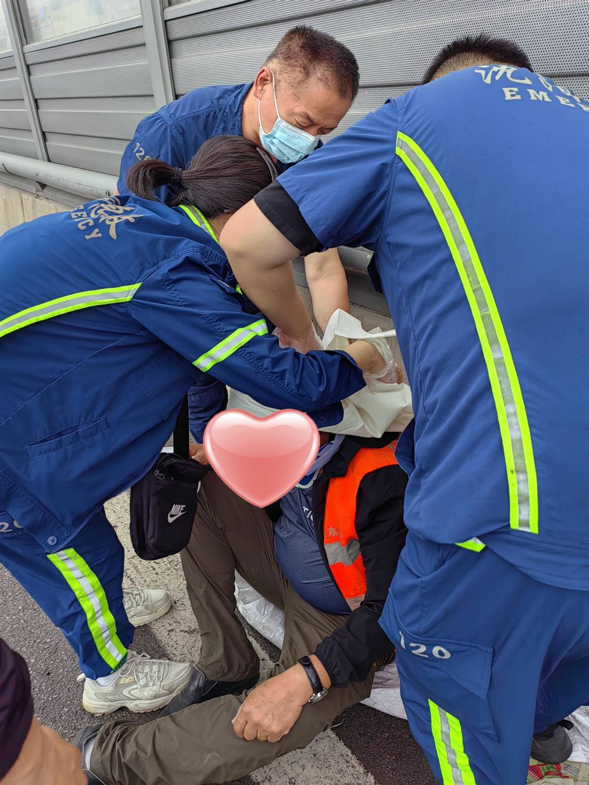 交通事故致头部外伤,现场急救用什么代替颈托