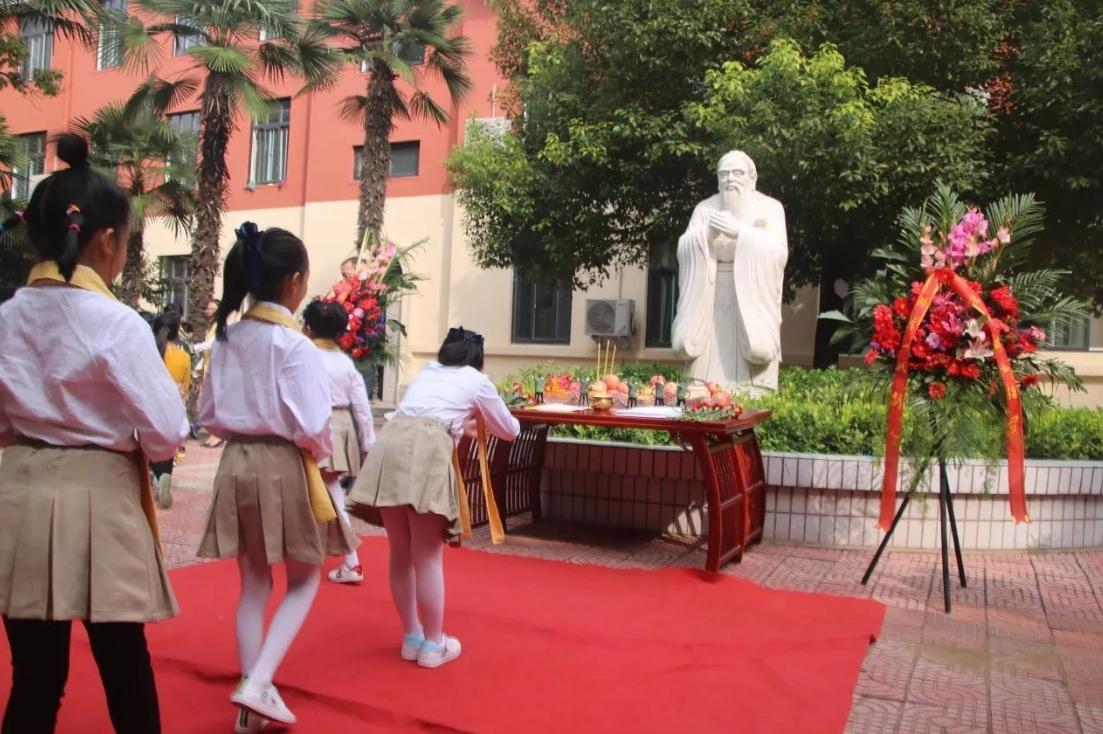 中学老师带学生家长给文具开光,老师带家长找大师给学生文具开光