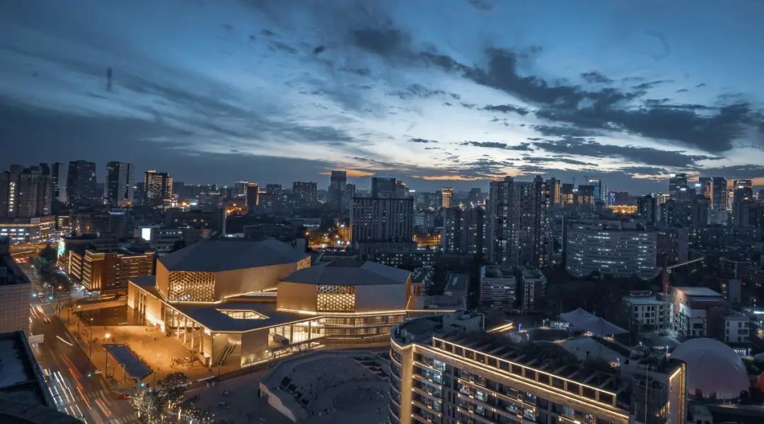 为三千年成都，锦上再添锦