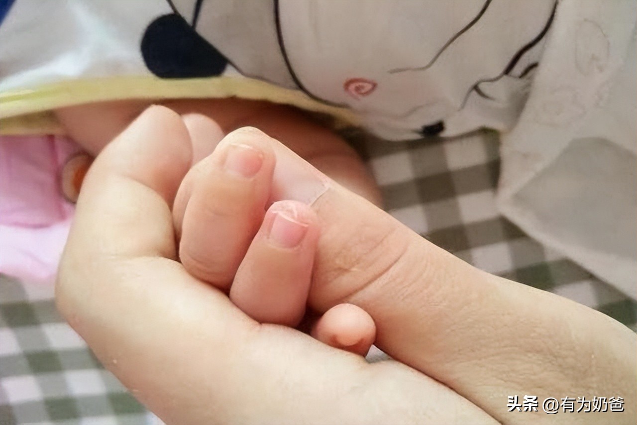 孩子喜欢啃指甲？这可能和“喜欢”无关，两种结局躲不掉