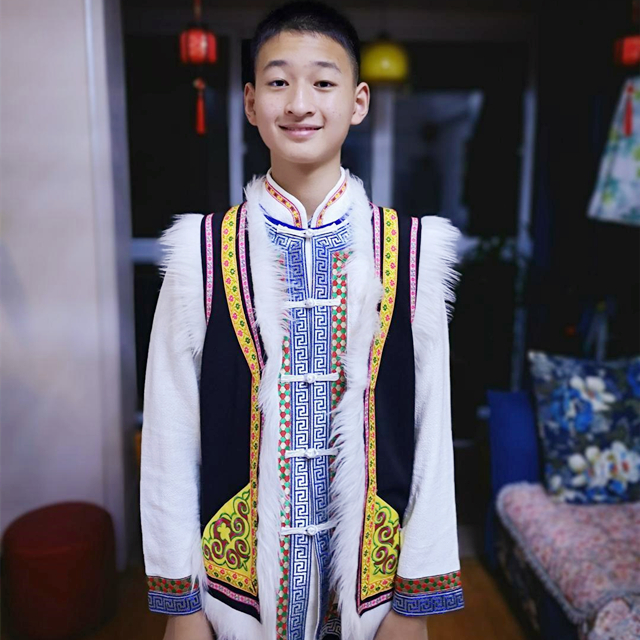 汶川地震中的3岁敬礼男孩郎铮,汶川地震被救的郎铮在干什么