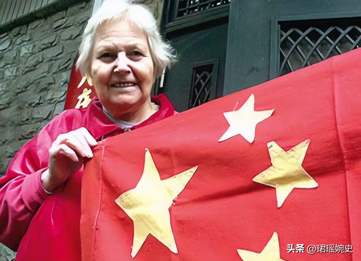 美国女子在中国当70年老师，总理特批绿卡，家里有面*旗国**不让人碰