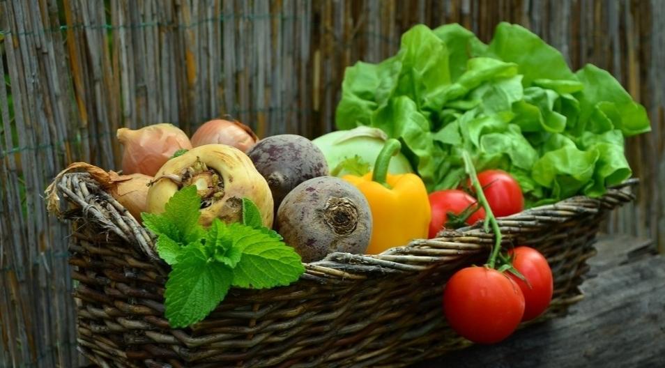 别以为晚上睡觉嘴发干是什么原因,夜晚睡觉嘴唇发干怎么回事