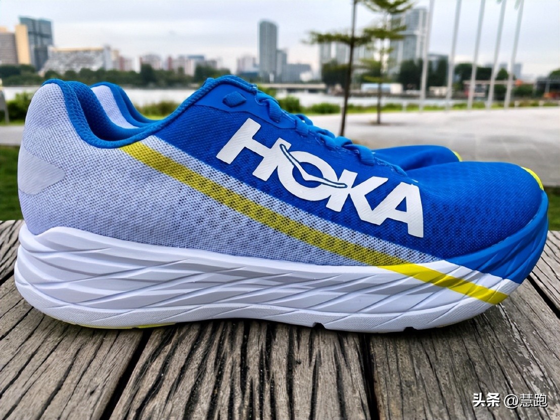 标志性厚底既轻又缓震：2022HOKA最值得推荐的7款跑鞋