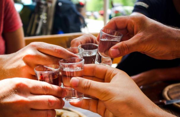 给人倒酒有什么讲究,给别人倒酒时双手是祭祀手吗