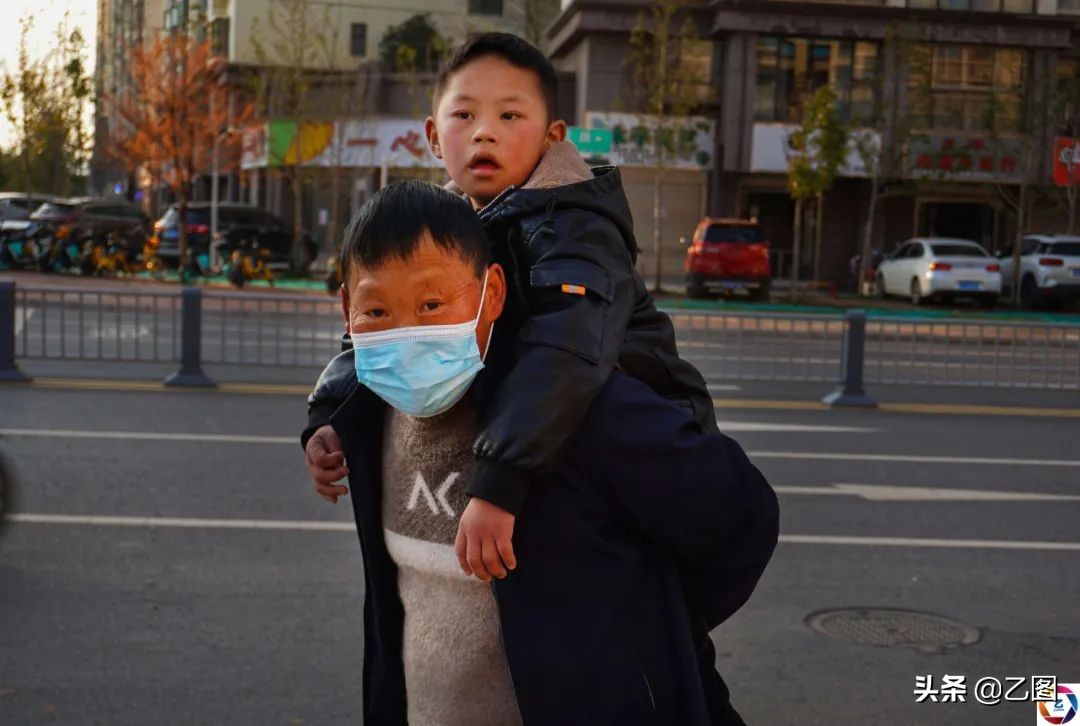 孙子发狂砍断爷爷的手筋，爷爷流泪倾诉：只要孙子能好要命都可以