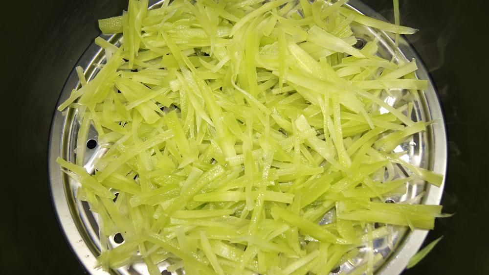 做莴笋时，别直接下锅炒了，饭店大厨教你一招，莴笋脆嫩又好吃