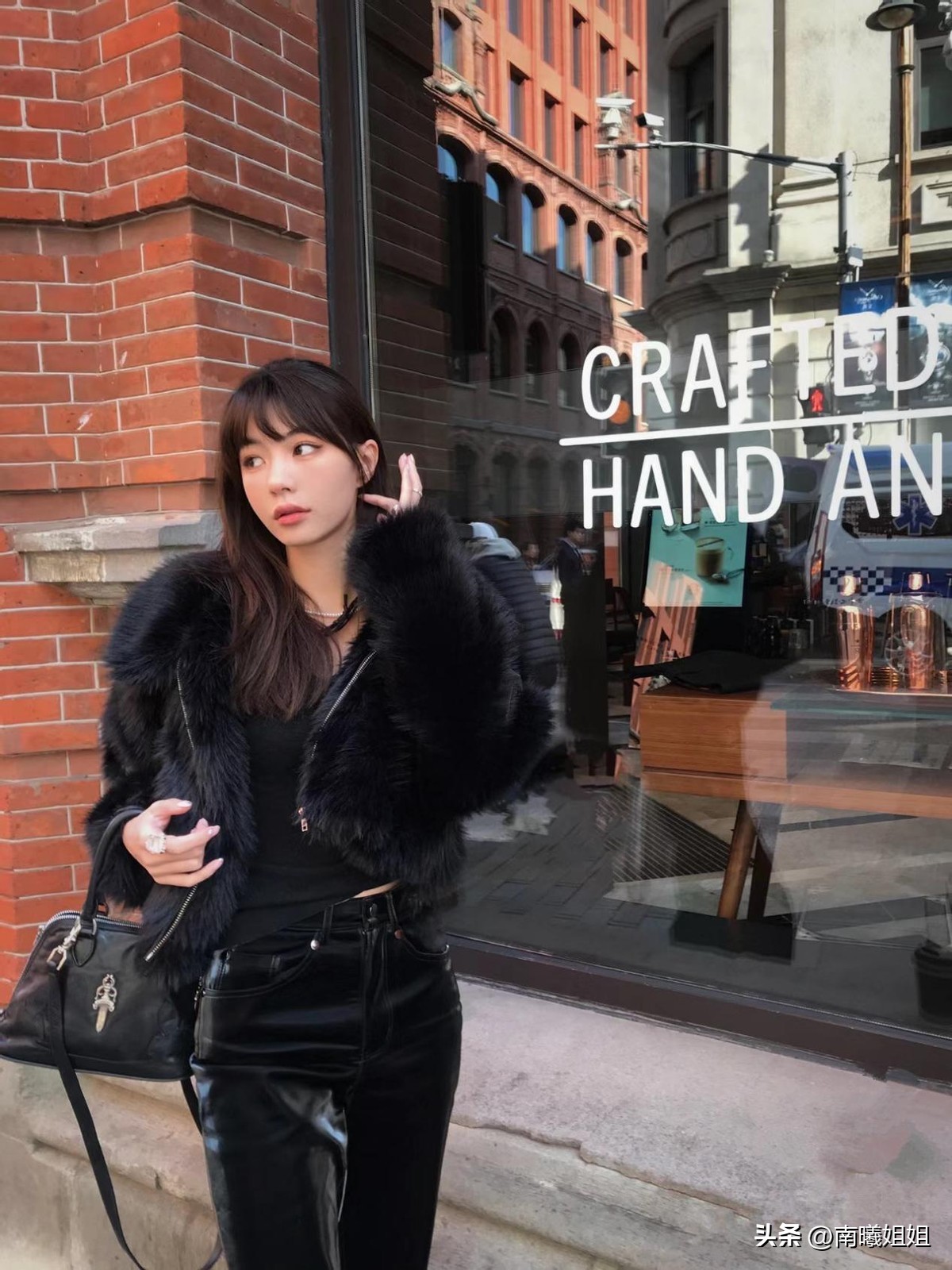 难怪女人都把阔腿裤扔了，最近流行的“液体裤”，回头率高还时髦