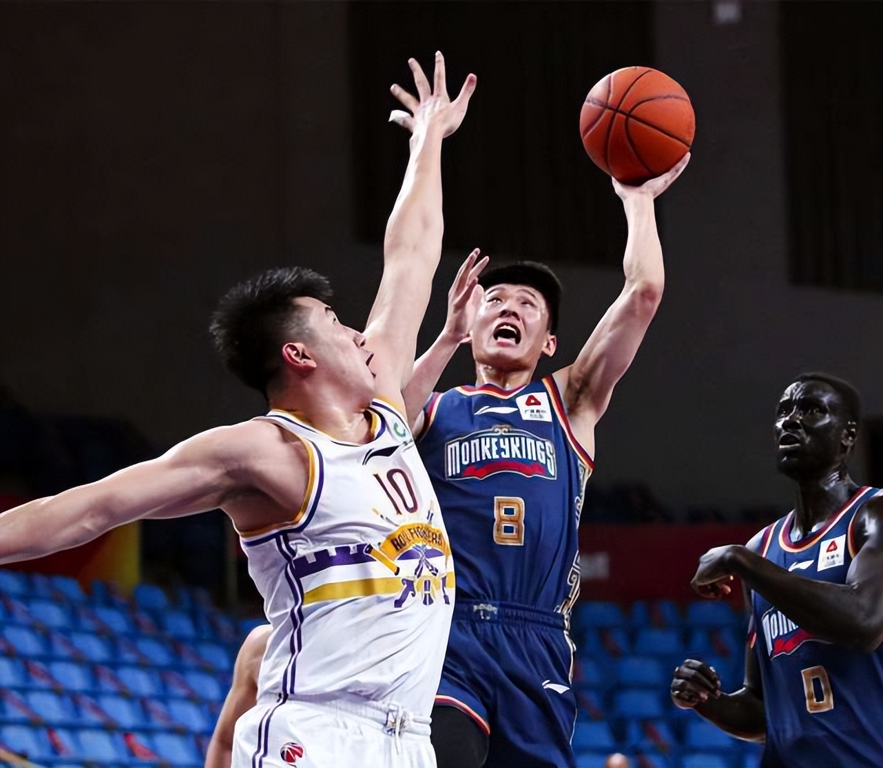 曾凡博cba首秀砍下7分8篮板2盖帽,cba曾凡博十大盖帽