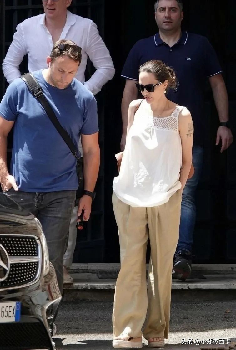 她随便穿条白裙子，就把半个好莱坞给比下去了