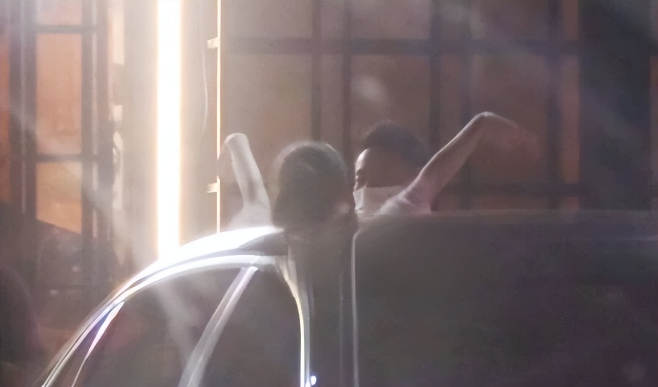 获汪小菲拥抱安慰后，张颖颖终于承认恋情，买万元手机送给汪小菲