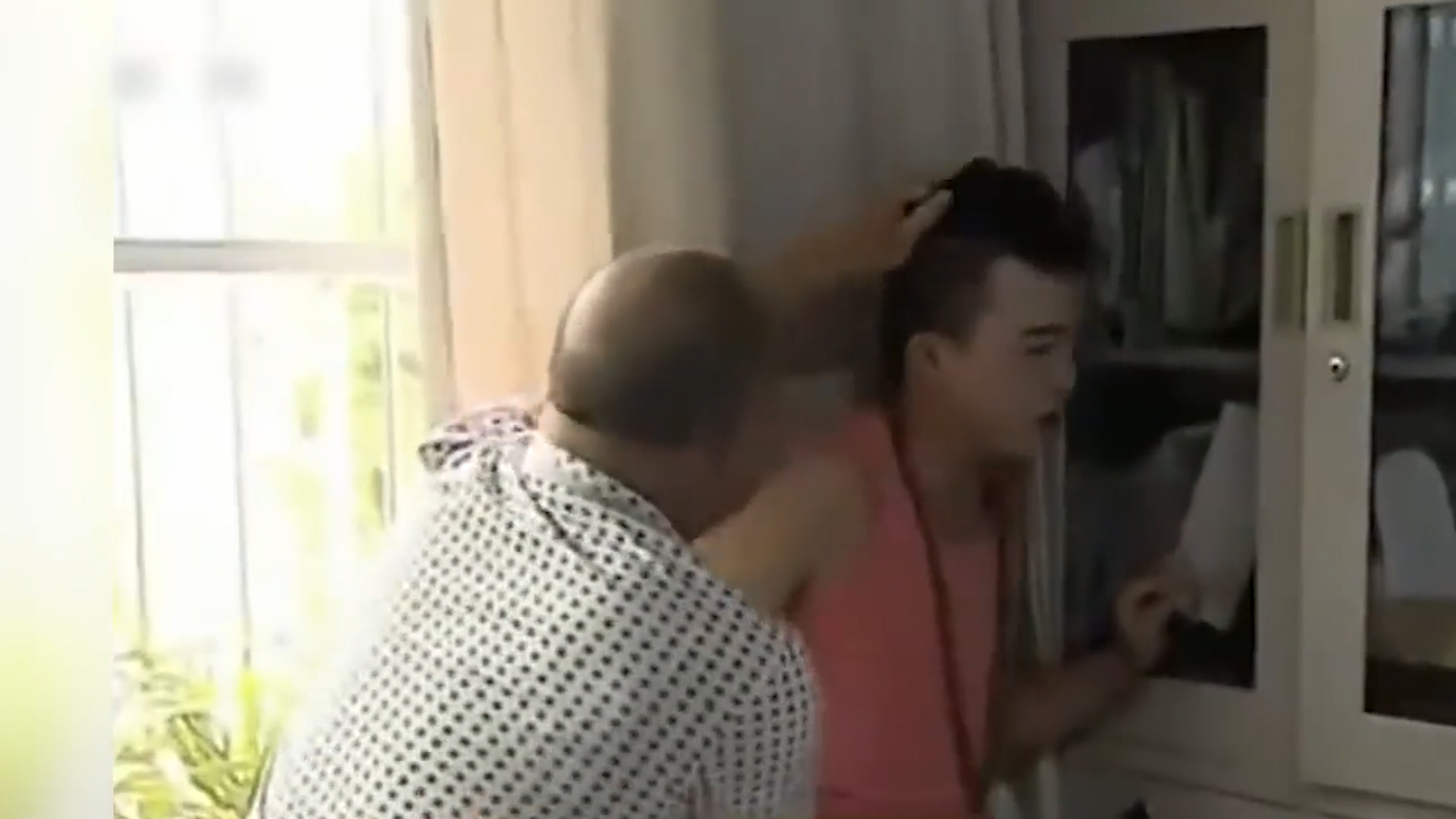 四川一男子扮女装,四川小伙沉迷女装