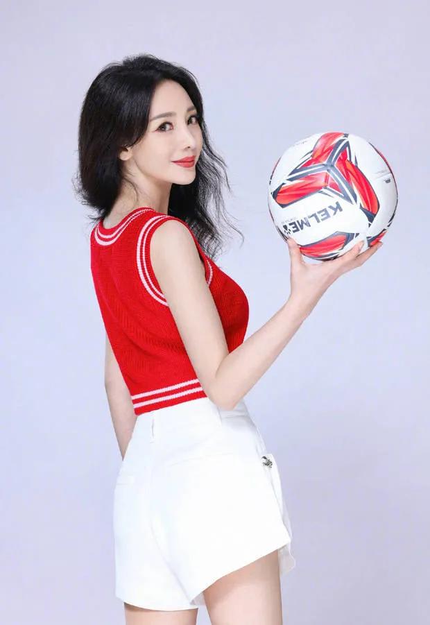 柳岩是怎么成为足球宝贝的,柳岩化身足球宝贝助威世界杯