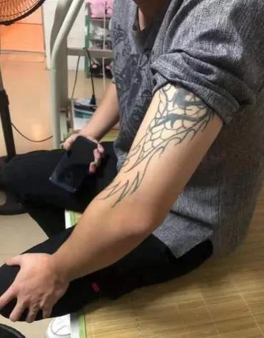 工厂为什么不招收有纹身的人,为什么厂不招纹身的人