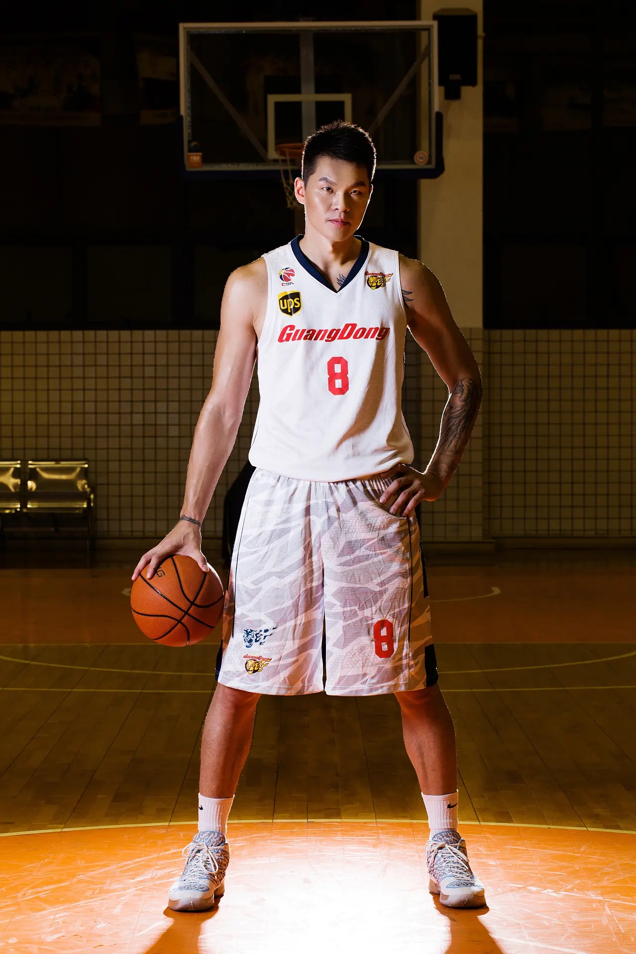 朱芳雨给老万颁发总冠军戒指,cba朱芳雨总决赛