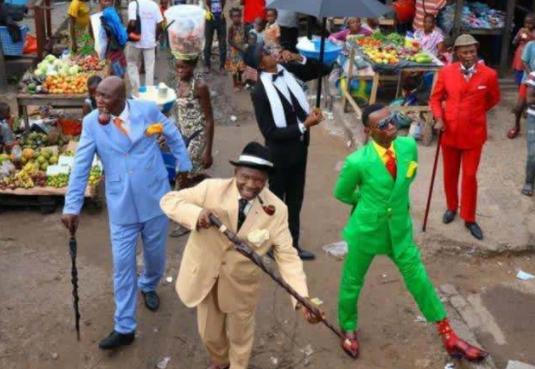 非洲最奇葩的贫民窟,捡剩饭也要花20万买名牌西装,只为上街遛一圈