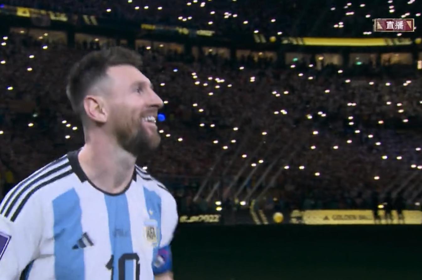 梅西美洲杯夺冠亲吻奖杯,梅西得奖后亲吻大力神杯