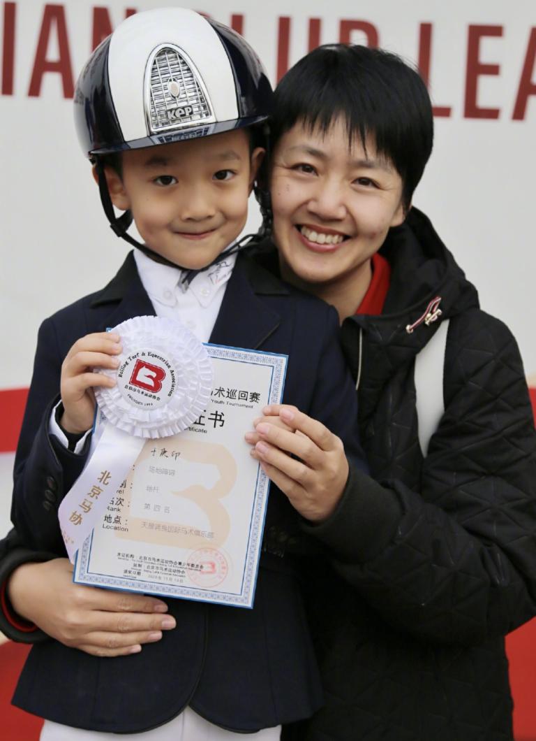 于谦和他的师傅同台谈论郭德纲,于谦假笑男孩