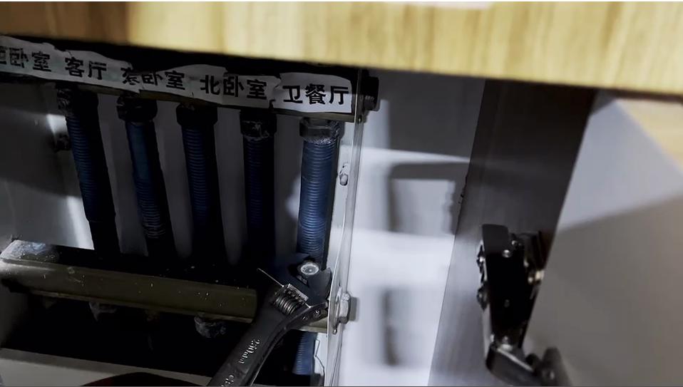 地暖更换分水器漏水怎么办,地暖更换分水器用抽掉管里的水吗