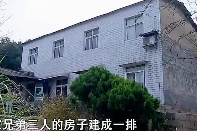 八旬绝症婆婆急需救命钱，儿媳扣下39万*迁拆**款，背后原因令人心酸