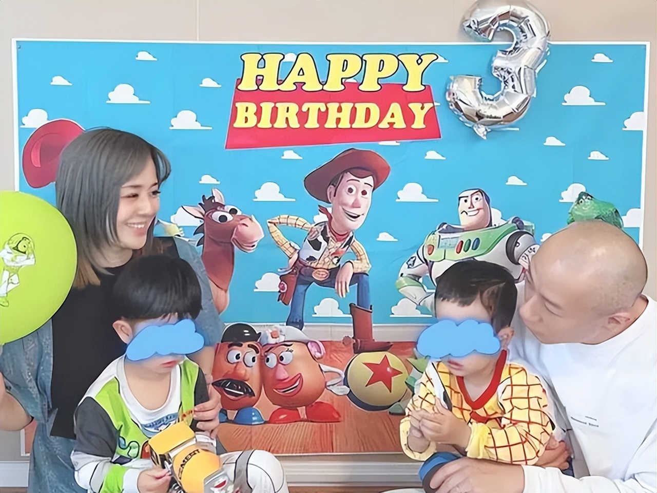 38岁苍井空罕见晒全家福，娃娃脸出镜笑容甜美，一家四口其乐融融