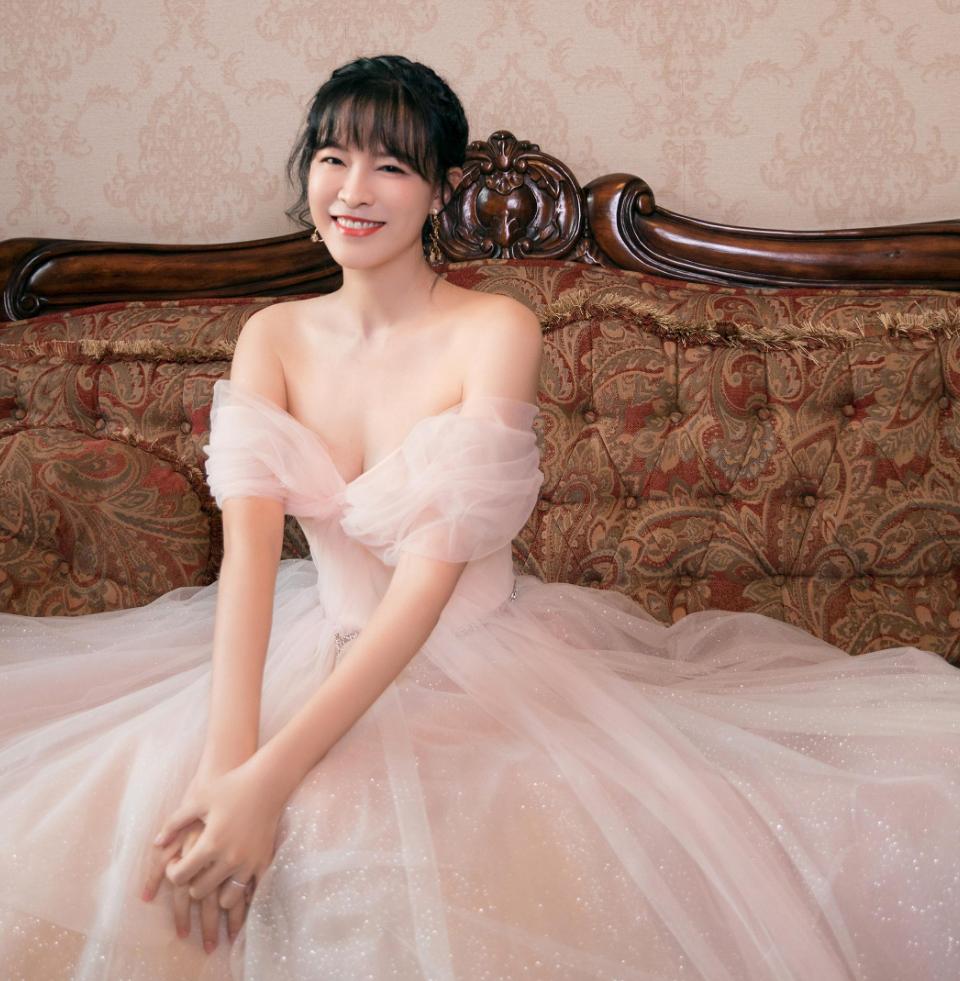 著名主持人李艾：嫁给自己经纪人，婚后一直分房睡，连楼层都不同