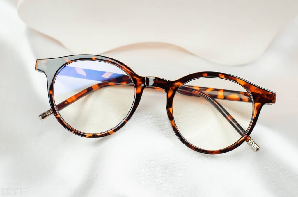 眼镜镜片有点划痕,眼镜镜片有刮痕