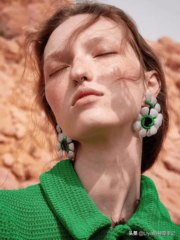 克莱因蓝和什么色搭配高级,35岁穿克莱因蓝好看吗