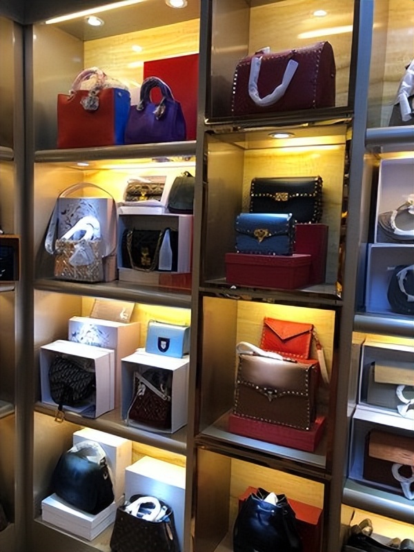 19年长沙女子容忍丈夫*养包**空姐,离婚后向小三*债讨**百万,法院：支持