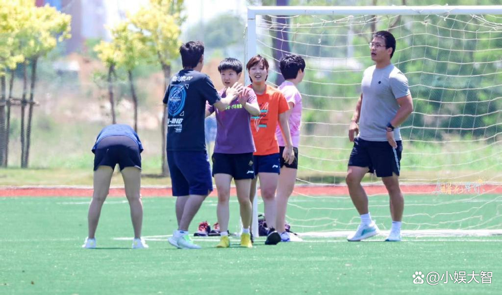 “贻定颖”组合开心踢足球，孙颖莎欢脱快乐，网友：太甜了