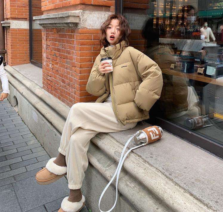 亮皮粉色羽绒服搭配什么裤子好看,亮皮白色羽绒服搭配什么裤子好看