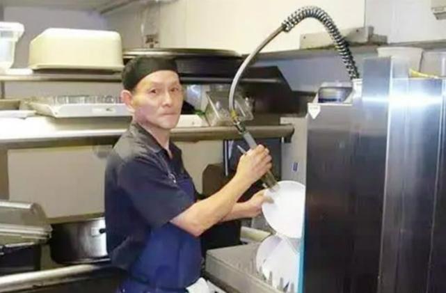 上海小伙负债42万到日本求学,被骗到农村成了黑户,打工15年养家人