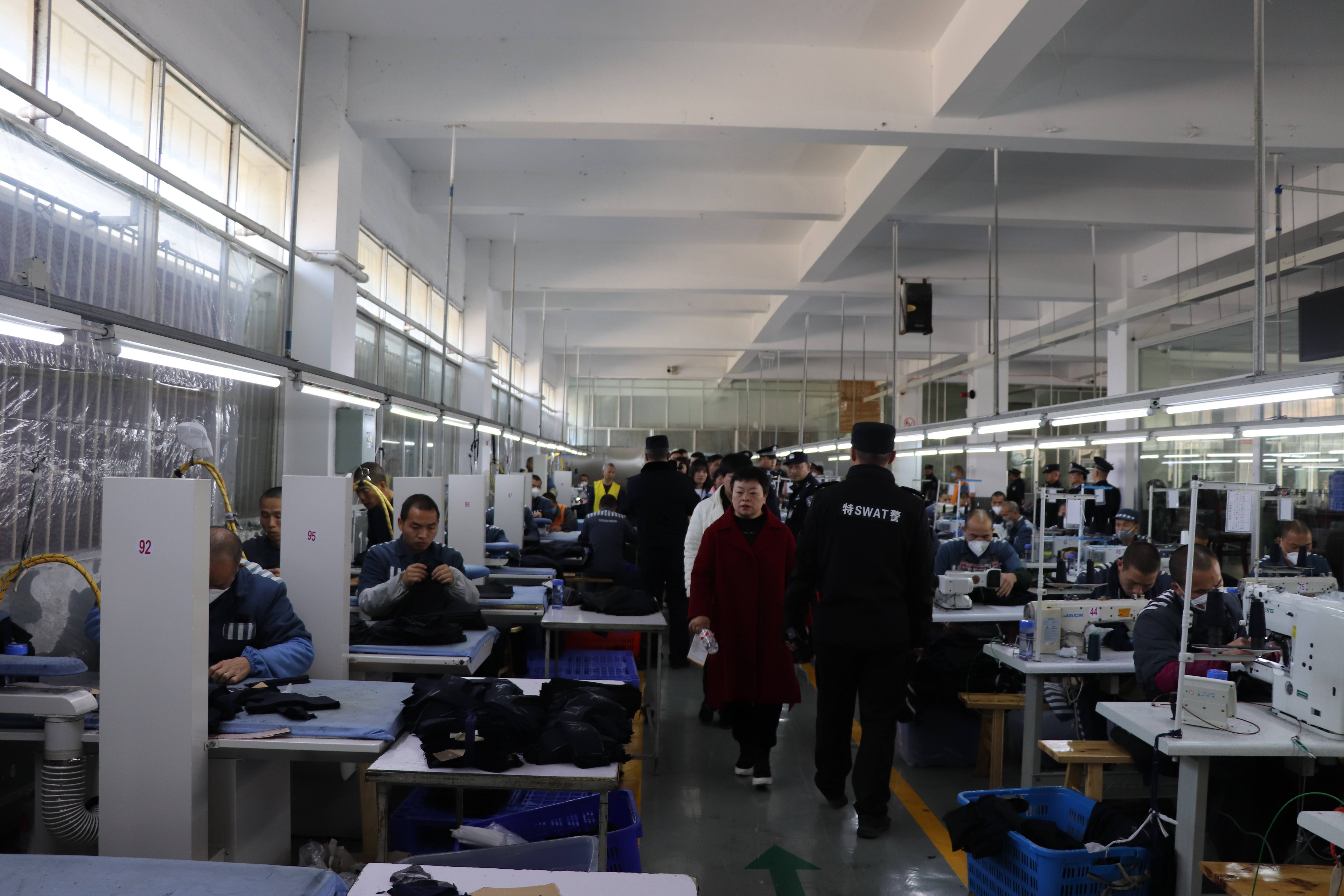 死囚偷偷将零件藏裤兜，狱警大喝：你干啥？2012年法院通知：减刑