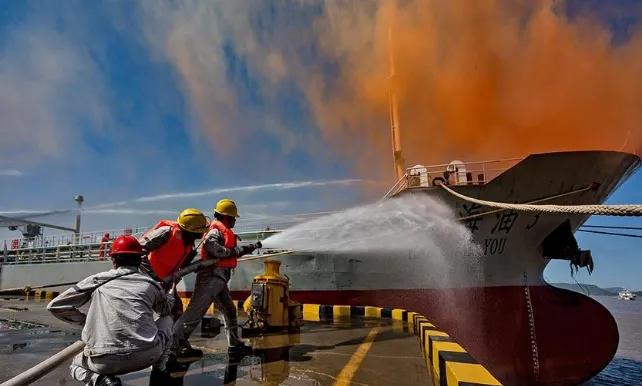 货船船员怎么上船,货船船员工资会降吗