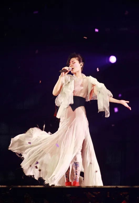 谢霆锋和王菲机场牵手完整版,王菲谢霆锋牵手张柏芝什么感受