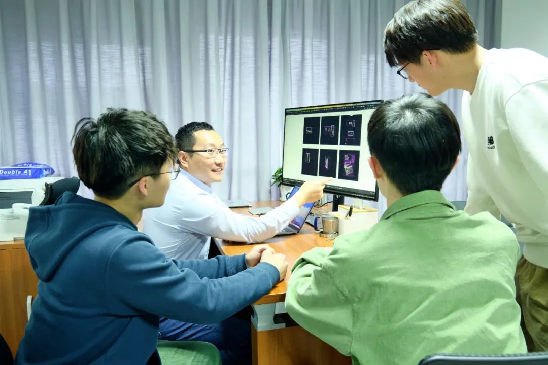 闪闪发光的勋章,闪闪发光的荣誉证书