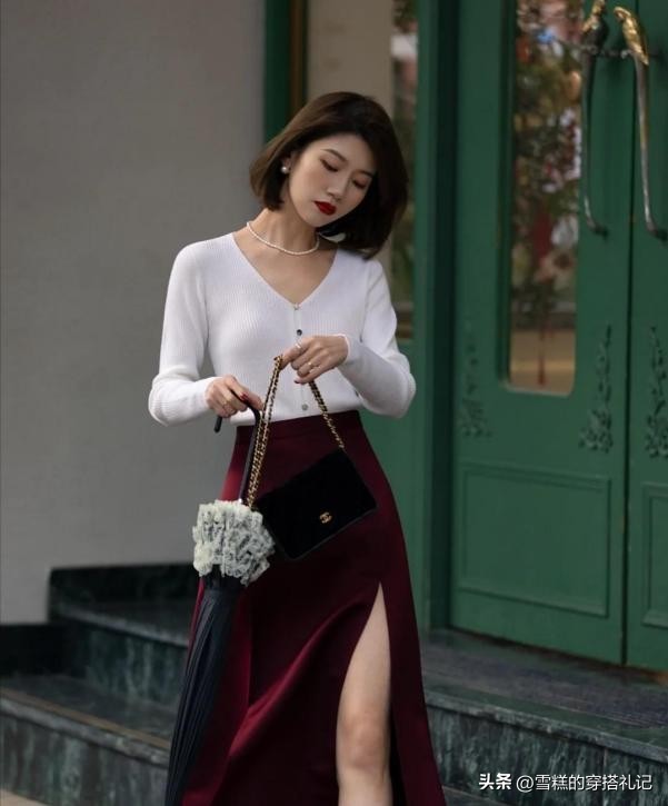 皮肤偏黄的女生适合什么颜色,皮肤偏黄的女生适合什么衣服