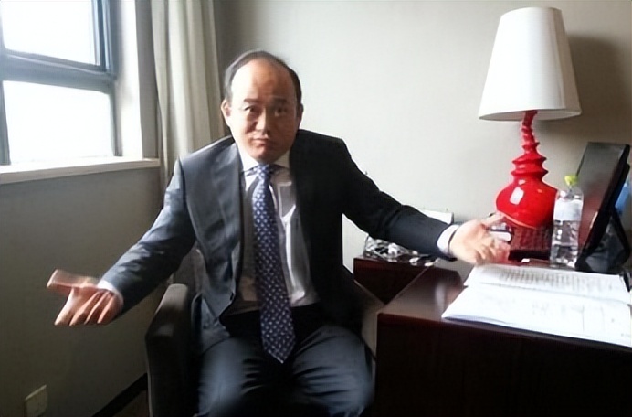 一出狱，就逃到了国外！湖北前首富心酸自述：监狱的生活太残酷了