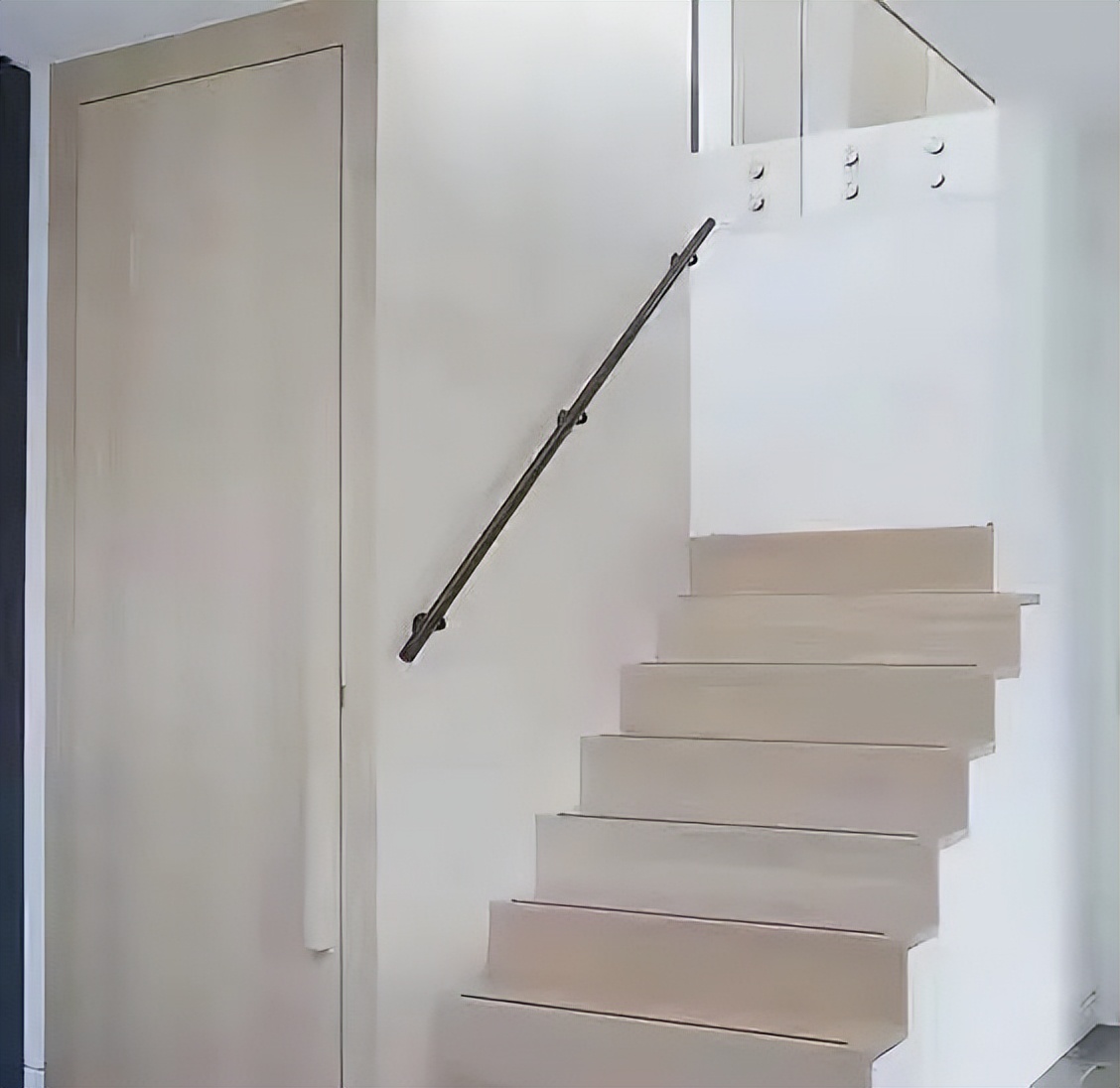 让楼梯下方的空间变得更实用，跃层复式别墅房主必看