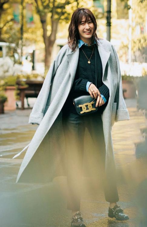 女生这样穿长款大衣显高又时髦,大衣这样穿简单又时尚尽显女人味