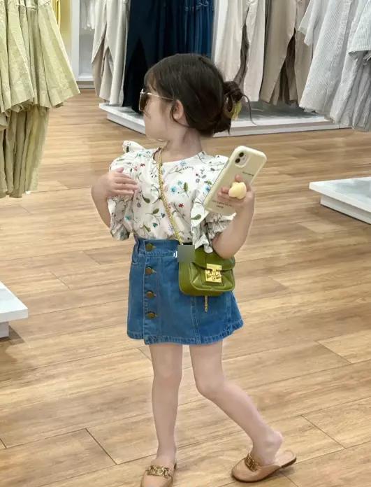 妈妈在地铁上为女孩拍摄成人视频的视频，刷爆软色情无数！