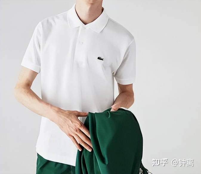 男士黑色polo衫搭配什么裤子,男士polo衫里面穿什么