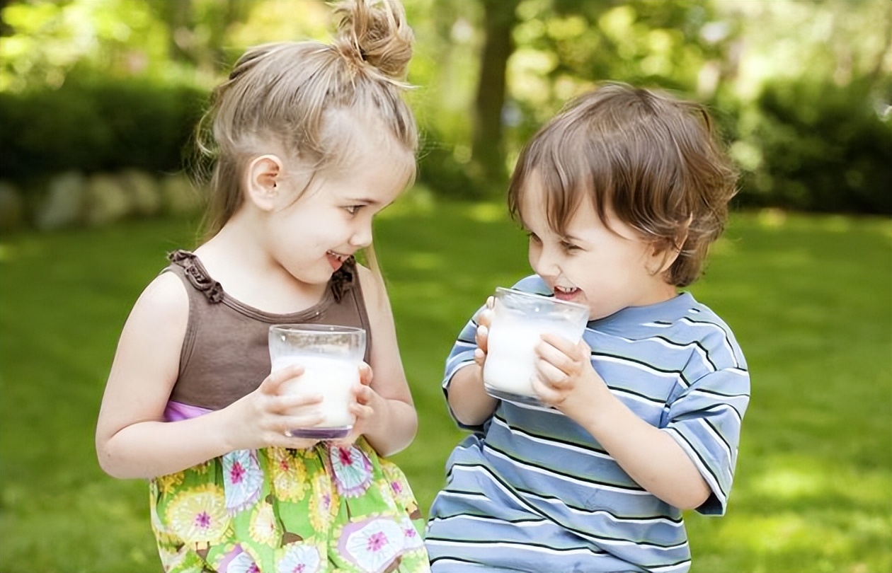 3岁孩子喝牛奶好还是奶粉好,孩子三岁喝牛奶好还是奶粉好