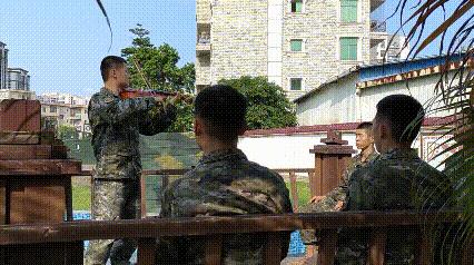 看兵哥哥沉浸式射击,看兵哥哥们的飒爽英姿
