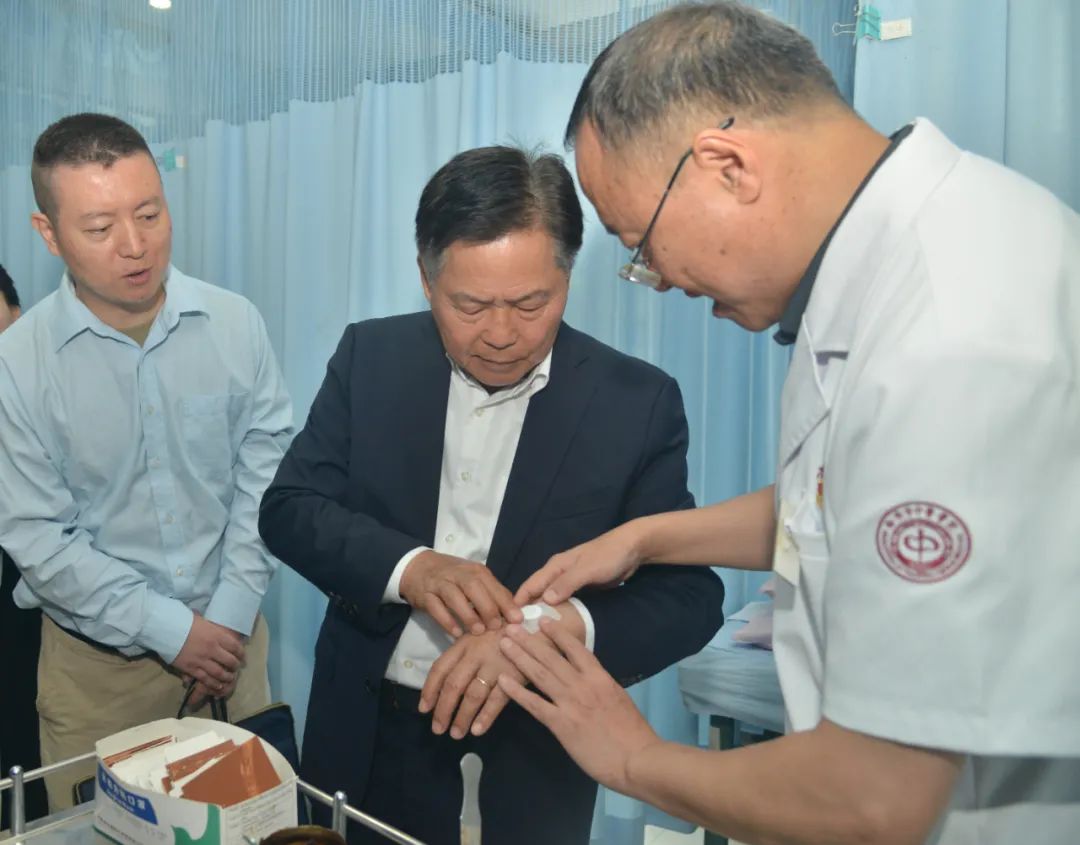 老挝国家代表团在云南,老挝人来中国医院